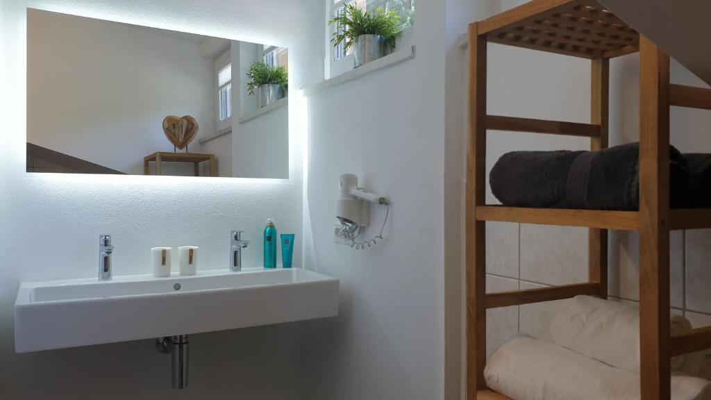 A bathroom at Alpen Appartements Viehhofen near Saalbach & Zell am See - incl Sommercard