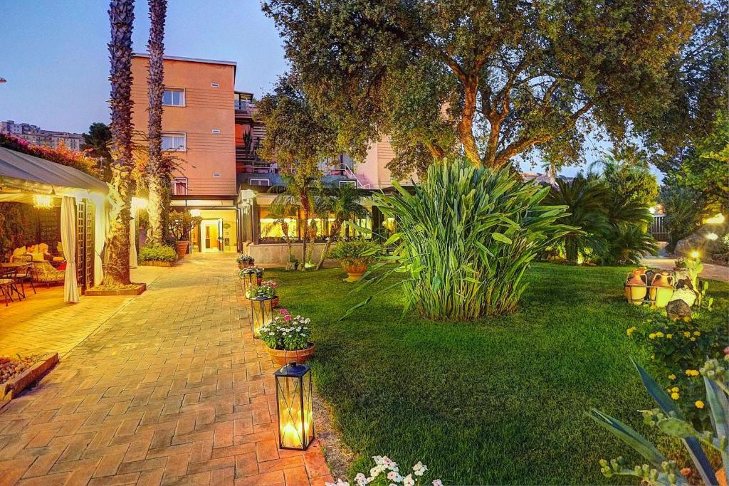 Vonkajšia záhrada v ubytovaní Colleverde Park Hotel