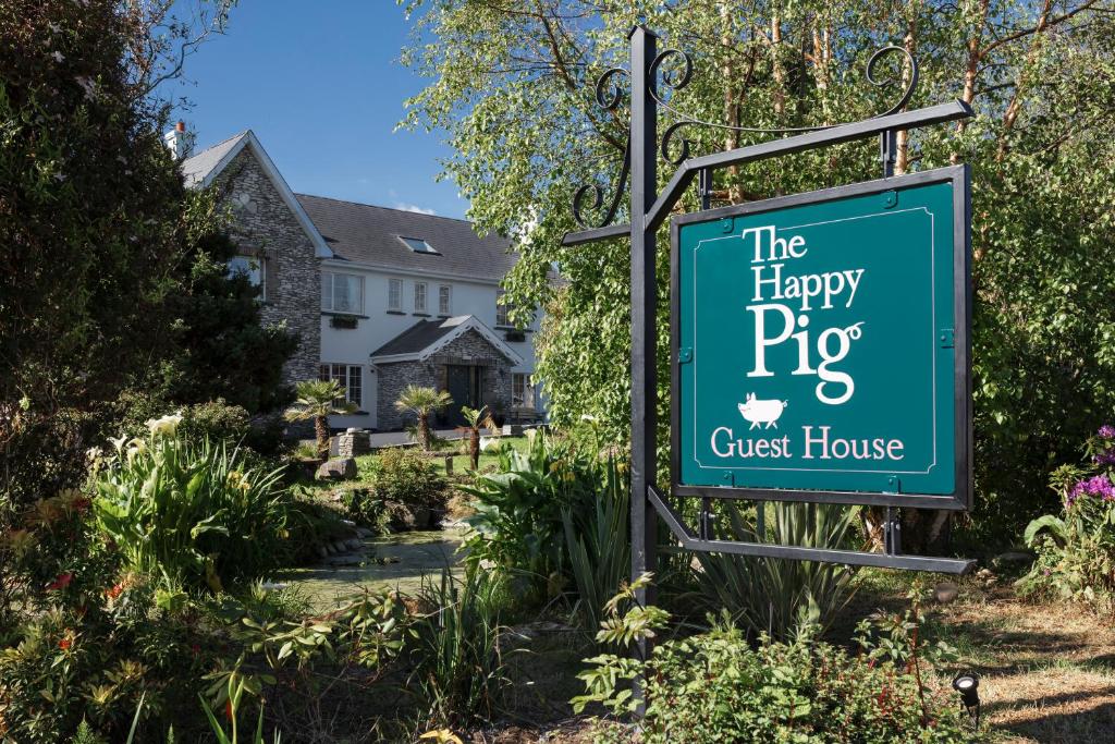 una señal para la casa de huéspedes del cerdo feliz en The Happy Pig en Kenmare