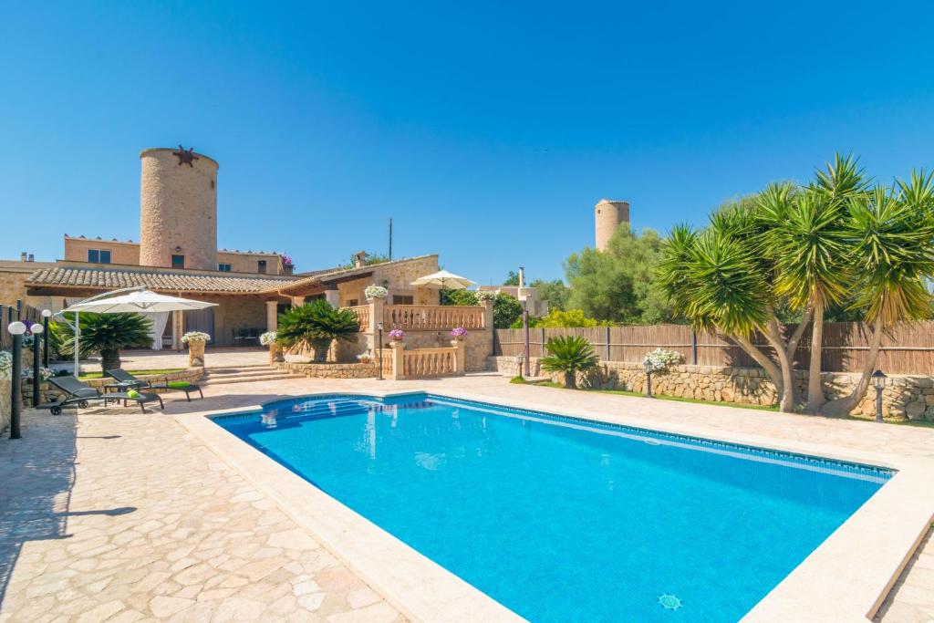 einen Pool im Hinterhof eines Hauses in der Unterkunft Son Moll in Petra