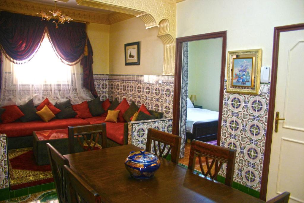 ein Wohnzimmer mit einem Sofa und einem Tisch in der Unterkunft Maison Boughaz in Tangier