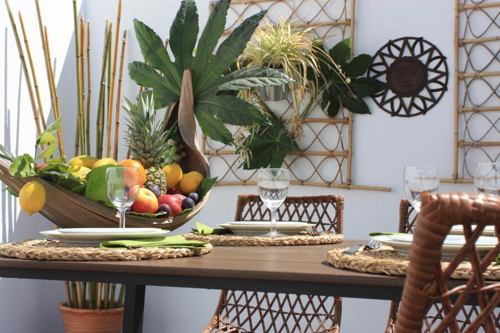 uma mesa com uma tigela de fruta em Palmeira em Faro