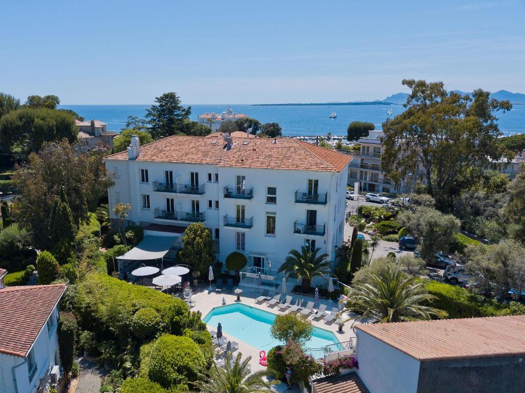 an aerial view of a building and a swimming pool at Hôtel La Villa Cap d’Antibes in Juan-les-Pins
