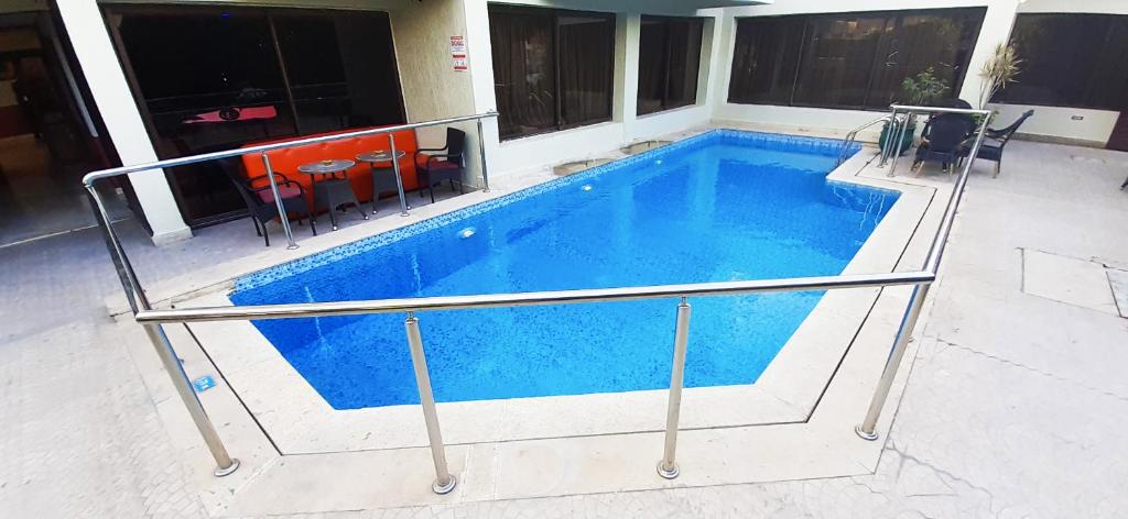 Bazén v ubytování New Farah Hotel nebo v jeho okolí