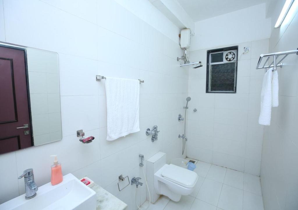 Bilik mandi di Bendre's Holiday Home & Lawns-Karla