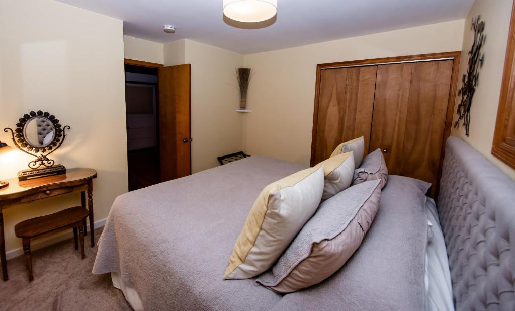 Postel nebo postele na pokoji v ubytování Small Batch Lodging