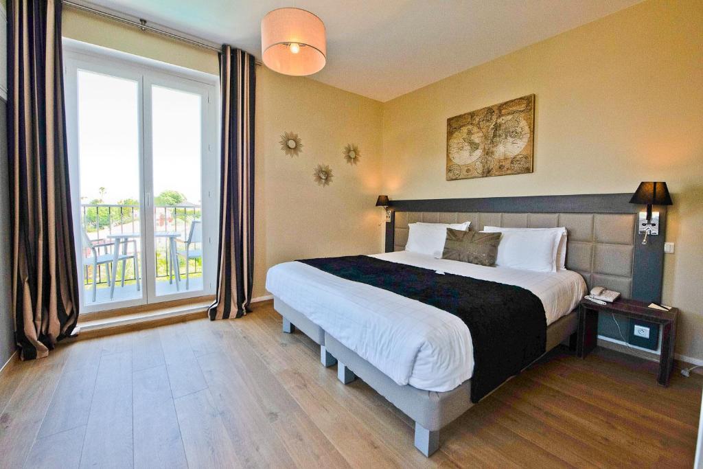 Кровать или кровати в номере Hôtel La Villa Cap d’Antibes
