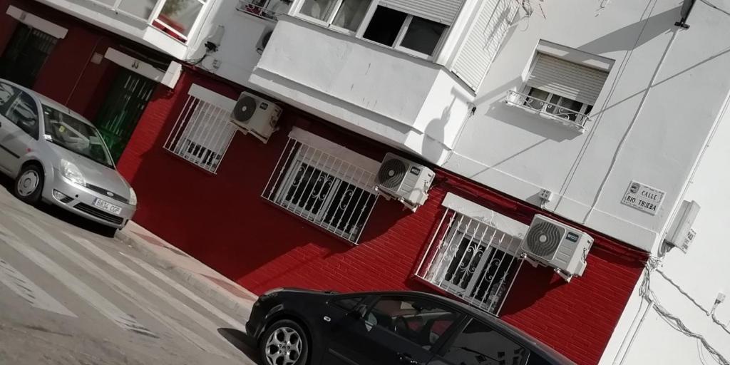 un coche negro estacionado frente a un edificio en Calle Rio Trueba 11 Bajo D en Torremolinos