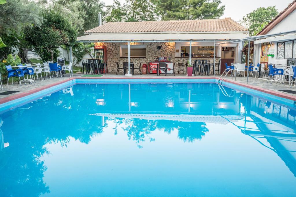 Bazén v ubytování Camping & Rooms Kariotes nebo v jeho okolí