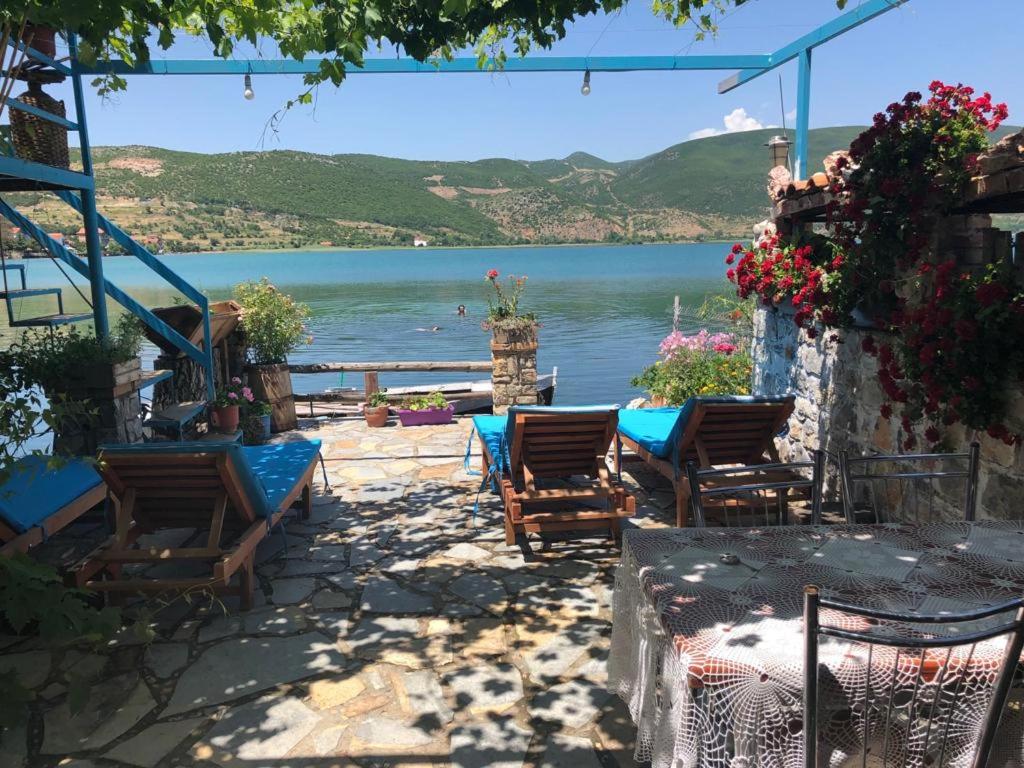 a patio with chairs and a view of a lake at Rosa B&B in Lin