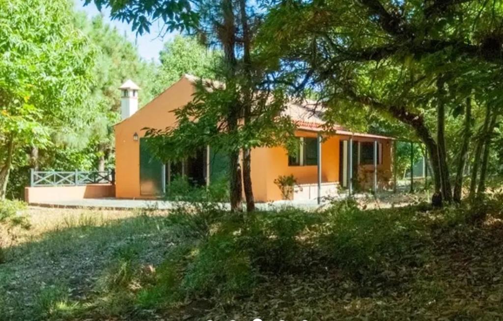 una pequeña casa de naranjos con árboles delante de ella en Finca La Casita, en La Orotava
