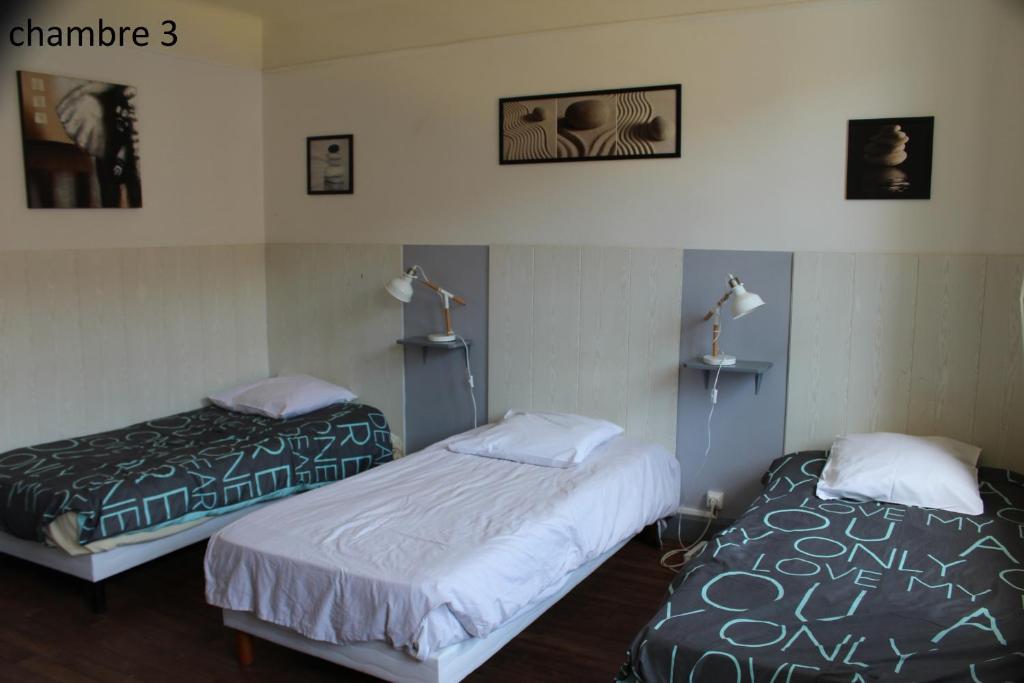 Postel nebo postele na pokoji v ubytování Hôtel le Dervois