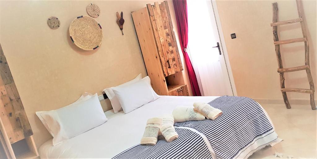 1 dormitorio con 1 cama con toallas en Dakhla Ride Adventures, en Dakhla