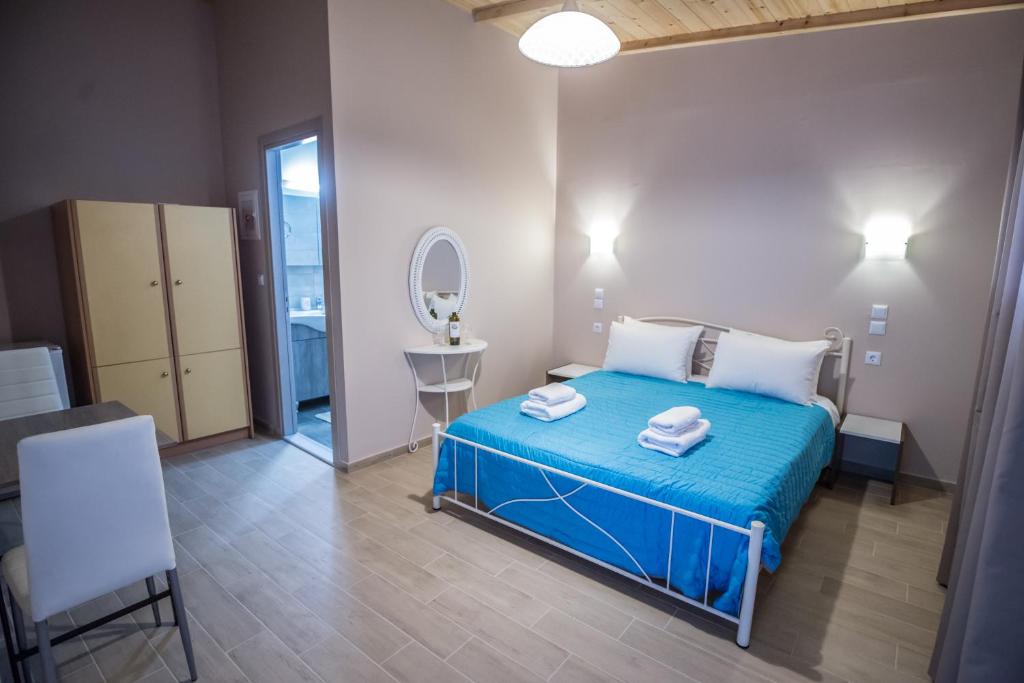 Postel nebo postele na pokoji v ubytování Camping & Rooms Kariotes