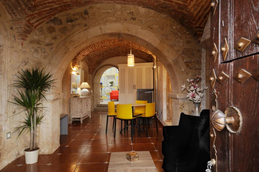 Posezení v ubytování LA CASONA DE BAUTISTA 4 estrellas con piscina montanchez CACERES