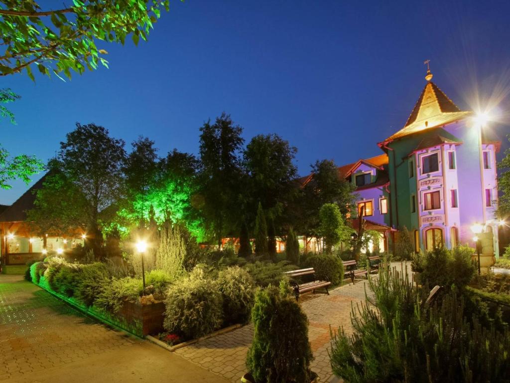 a building with a green light in front of it at Vinski Dvor in Palić