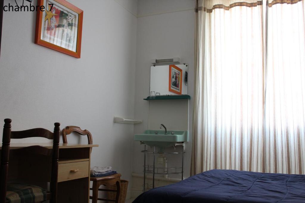 Postel nebo postele na pokoji v ubytování Hôtel le Dervois