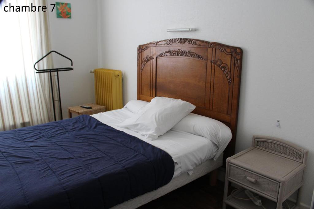 Postel nebo postele na pokoji v ubytování Hôtel le Dervois