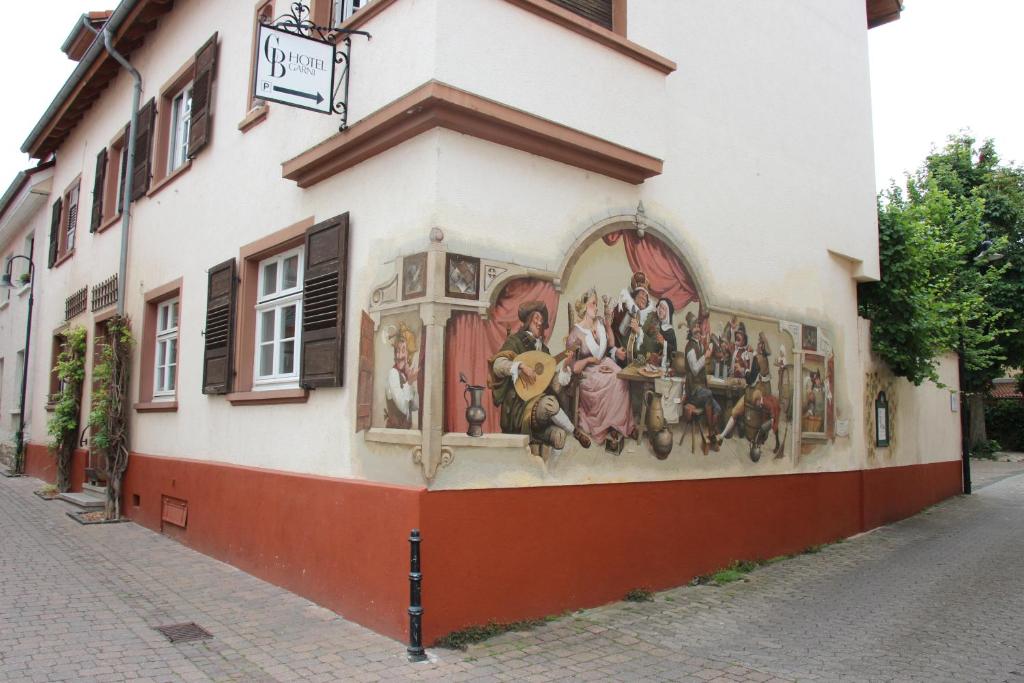 ein Wandbild an der Seite eines Gebäudes in der Unterkunft CB Hotel Becker in Nieder-Olm
