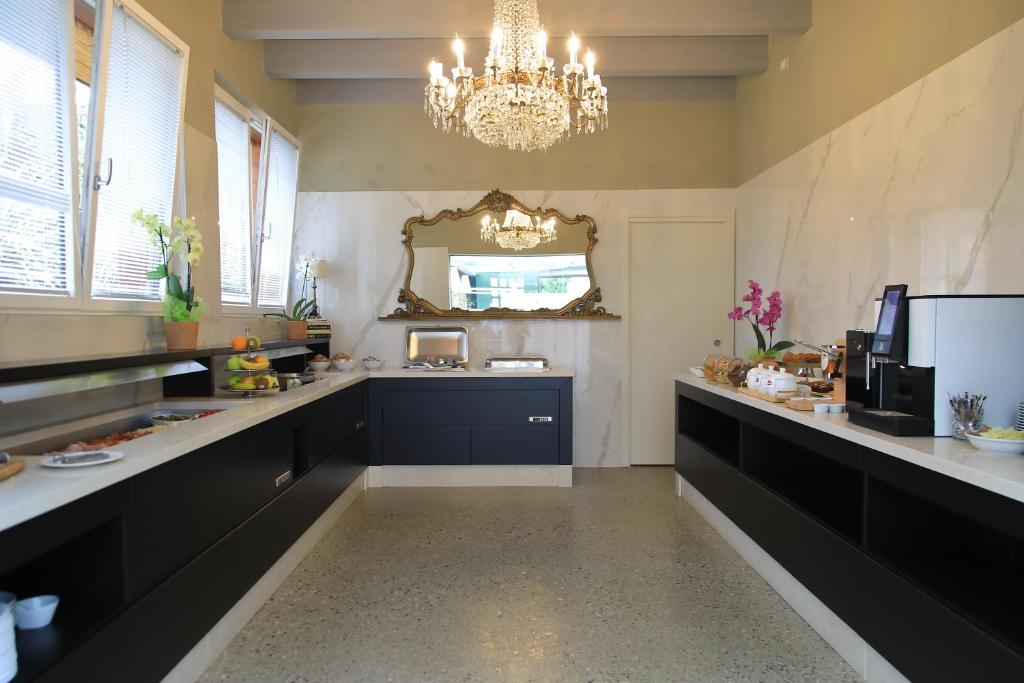Kuchyň nebo kuchyňský kout v ubytování La Boheme Chambres