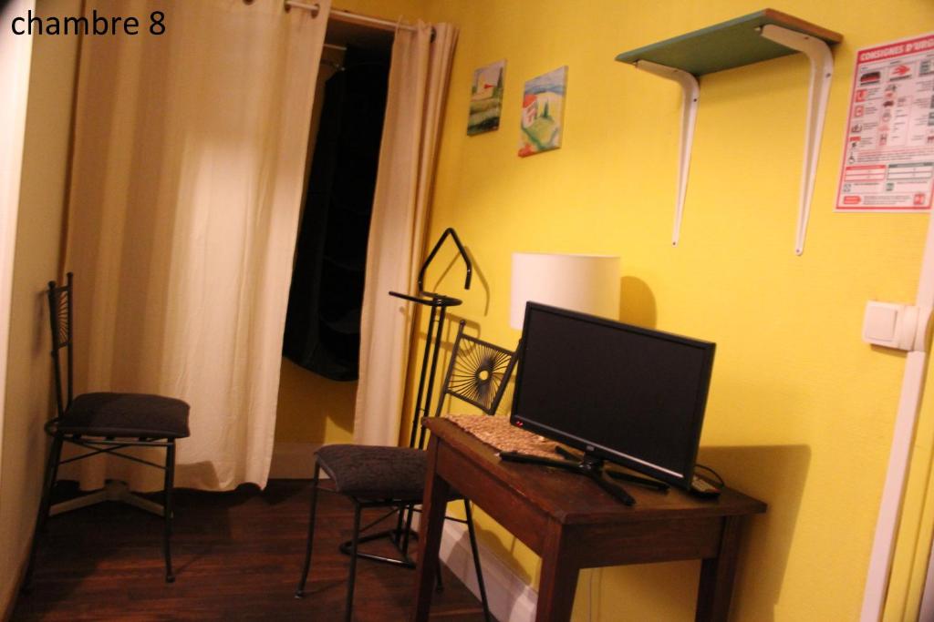 TV a/nebo společenská místnost v ubytování Hôtel le Dervois