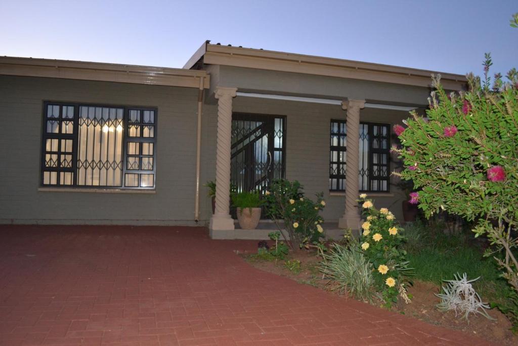 ein Haus mit einer steinernen Einfahrt davor in der Unterkunft Leago Guesthouse in Bloemfontein