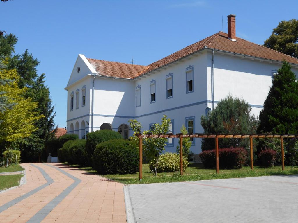 une maison blanche avec un toit rouge dans l'établissement Fábiánics Kastély Misefa, à Misefa