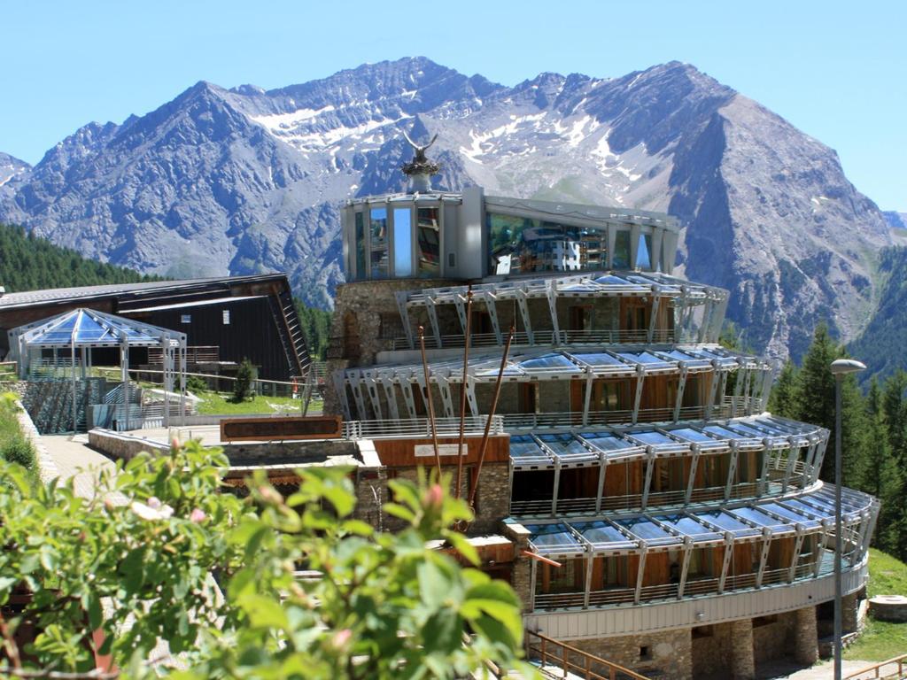 un edificio in costruzione con una montagna sullo sfondo di Hotel Shackleton Mountain Resort a Sestriere