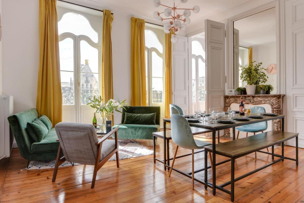 jadalnia ze stołem i krzesłami w obiekcie NOCNOC-Grand Place-La Perle w Lille
