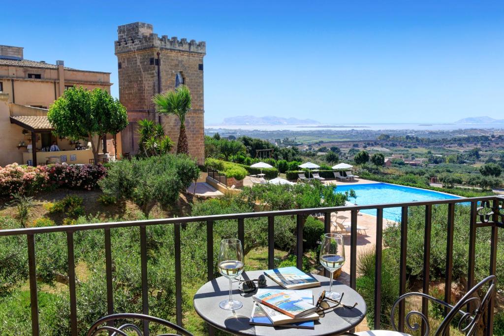 Bazén v ubytování Hotel Baglio Oneto dei Principi di San Lorenzo - Luxury Wine Resort nebo v jeho okolí