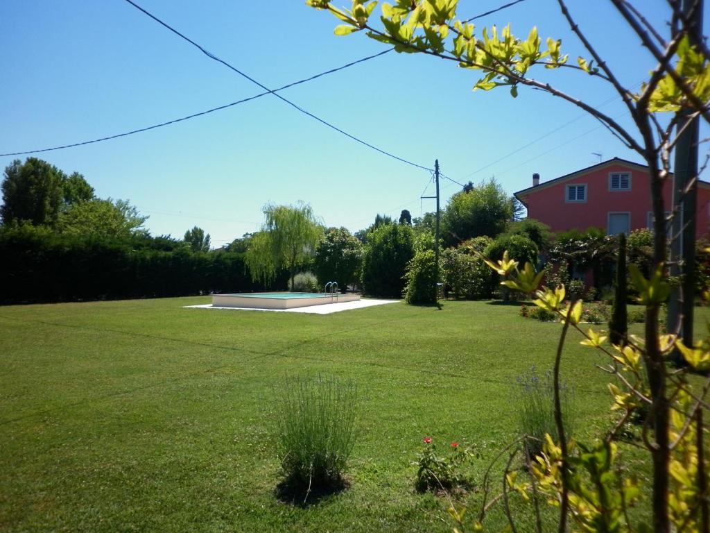 A garden outside Villa Jolanda