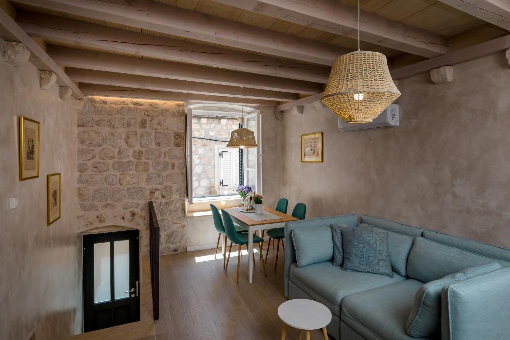een woonkamer met een bank en een tafel bij OLD TOWN LEA in Dubrovnik
