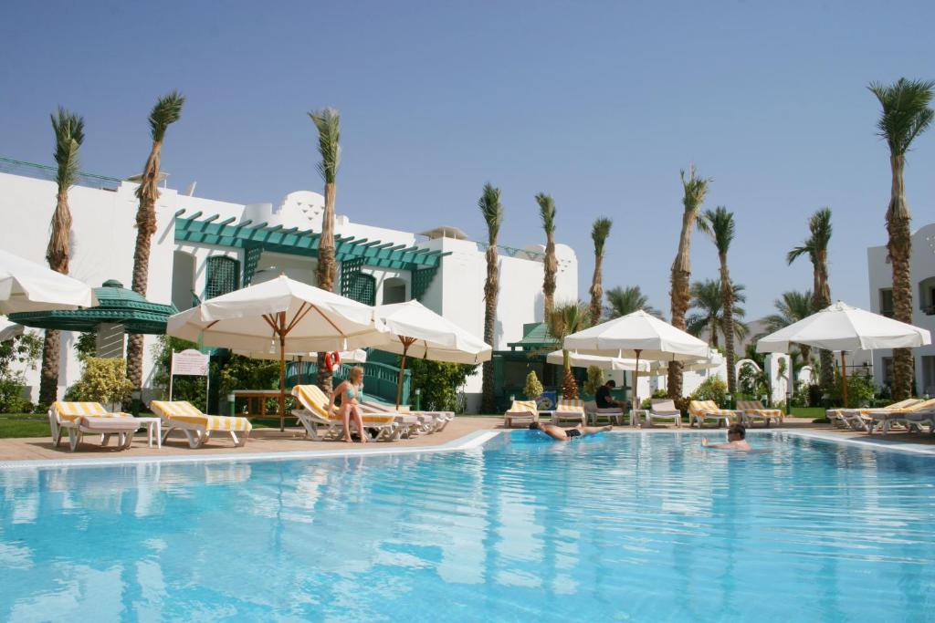 Bazén v ubytování Falcon Hills Hotel nebo v jeho okolí