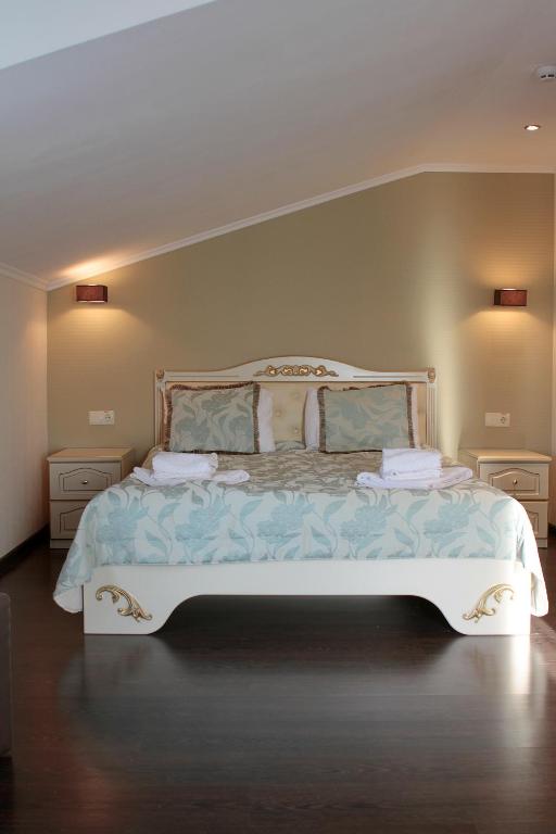 Postel nebo postele na pokoji v ubytování Kolyada Hotel