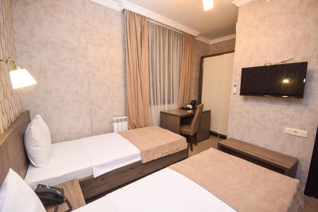TV a/nebo společenská místnost v ubytování Old Garden Hotel Batumi