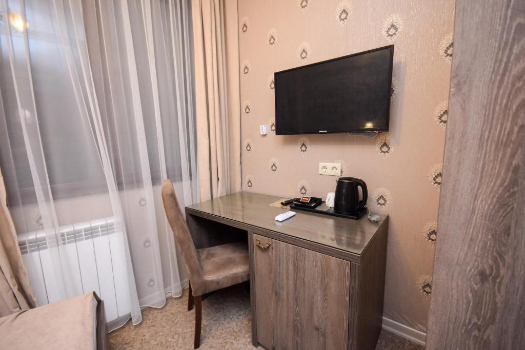 TV a/nebo společenská místnost v ubytování Old Garden Hotel Batumi