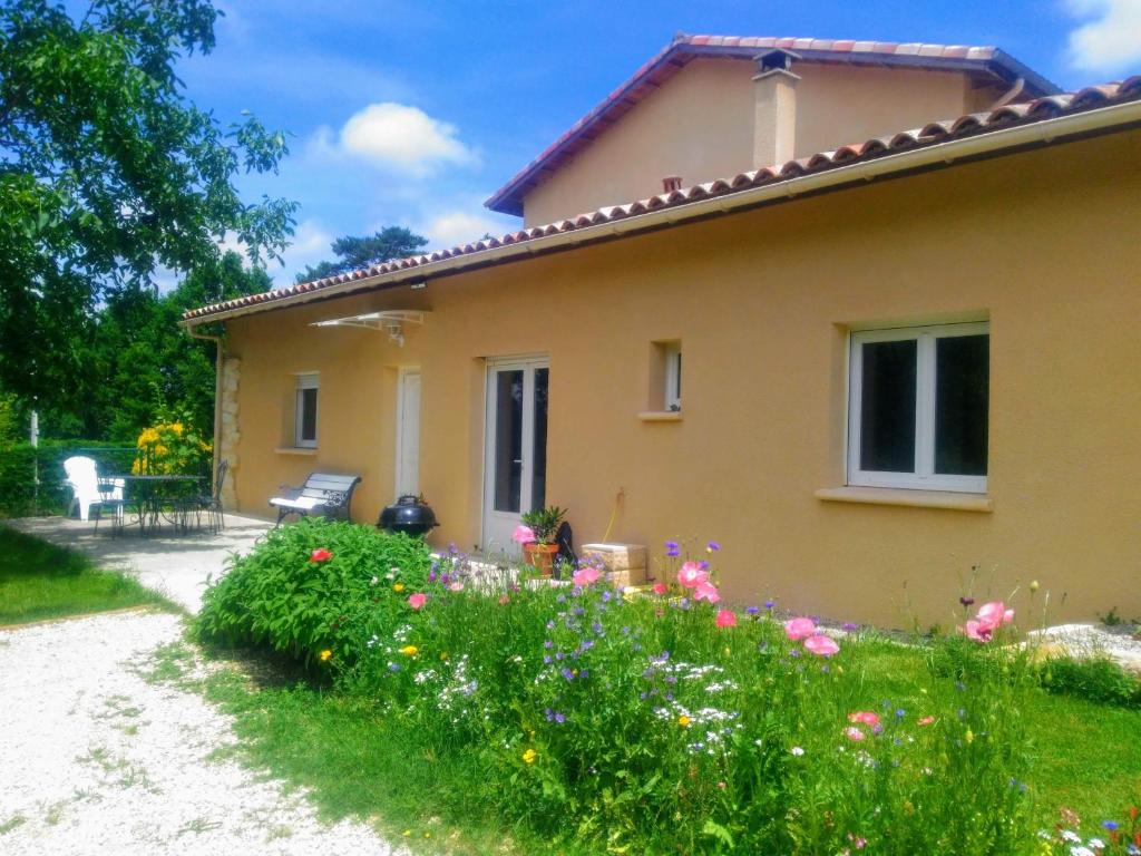 une maison avec un jardin en face dans l'établissement Gite Les Brugues - Lisle sur Tarn, à Lisle-sur-Tarn