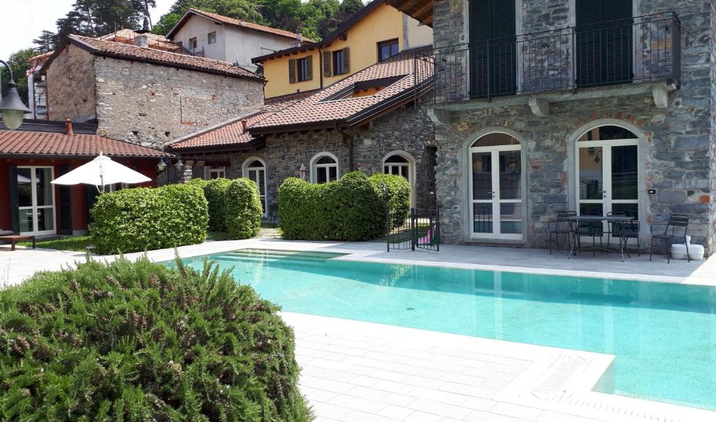een zwembad voor een gebouw bij BELLAGIO DREAMS APT, pool, with private garden, near lake in Bellagio