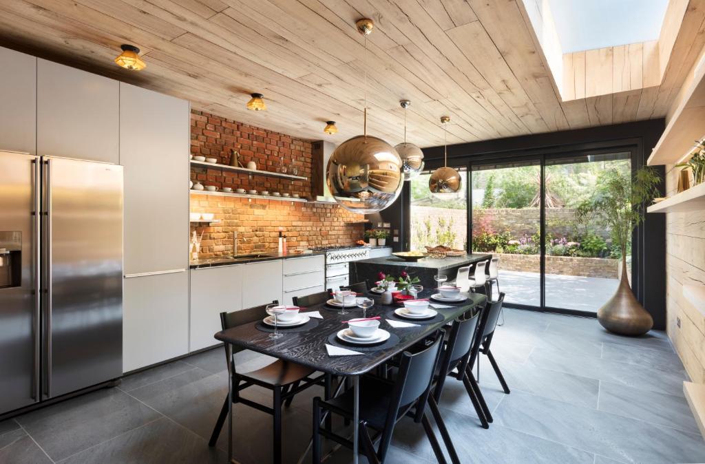 Contemporary Boutique Residence في لندن: غرفة طعام مع طاولة وكراسي في مطبخ