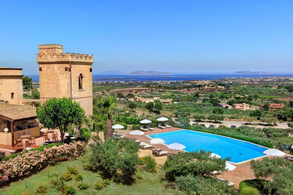 einen externen Blick auf eine Villa mit einem Pool in der Unterkunft Hotel Baglio Oneto dei Principi di San Lorenzo - Luxury Wine Resort in Marsala