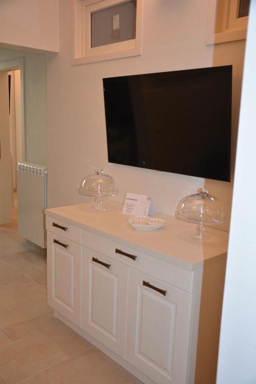 Televízia a/alebo spoločenská miestnosť v ubytovaní Le Giare B&B
