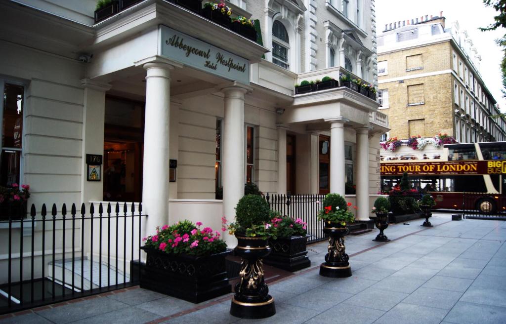 倫敦的住宿－Aspen Hotel，前面有盆栽植物的建筑