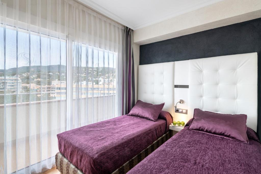 Postel nebo postele na pokoji v ubytování Salles Hotels Marina Portals