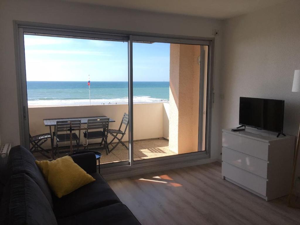 uma sala de estar com vista para o oceano em Studio pleine vue sur l'océan - Soulac sur Mer em Soulac-sur-Mer