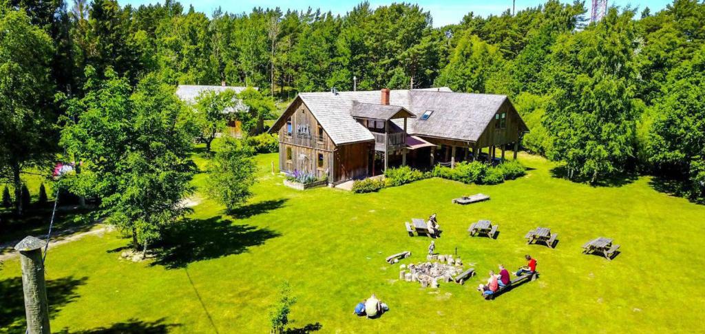 een luchtzicht op een groot huis op een groen gazon bij PIZĀ Guest House & Campsite in Miķeļtornis