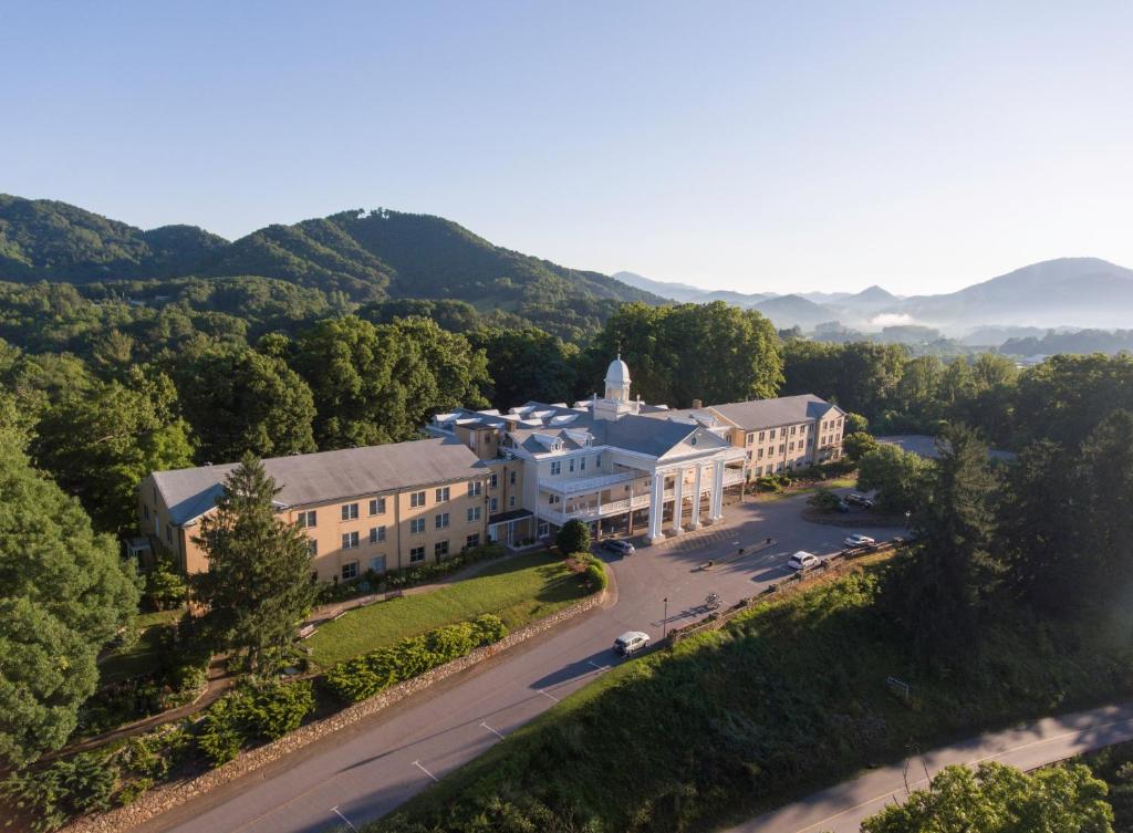 een luchtzicht op een groot gebouw met een weg bij Lambuth Inn in Lake Junaluska