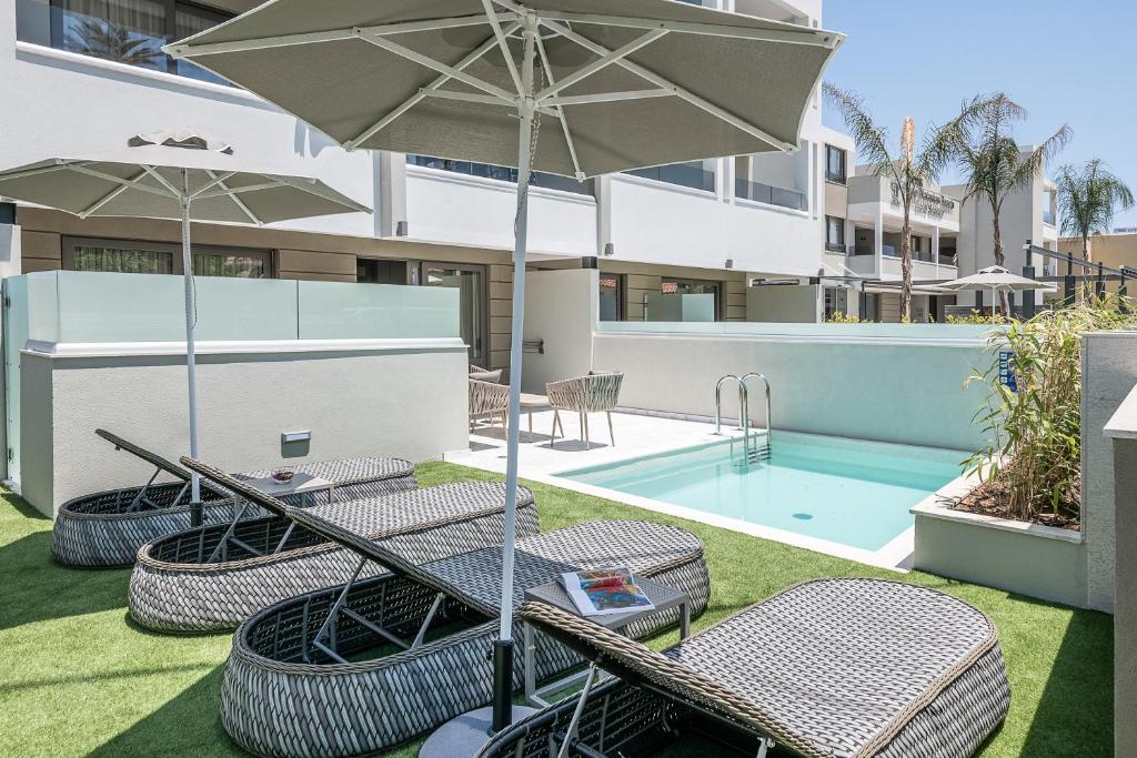 Bazén v ubytování Porto Platanias Beach Luxury Selection - Adults Only nebo v jeho okolí