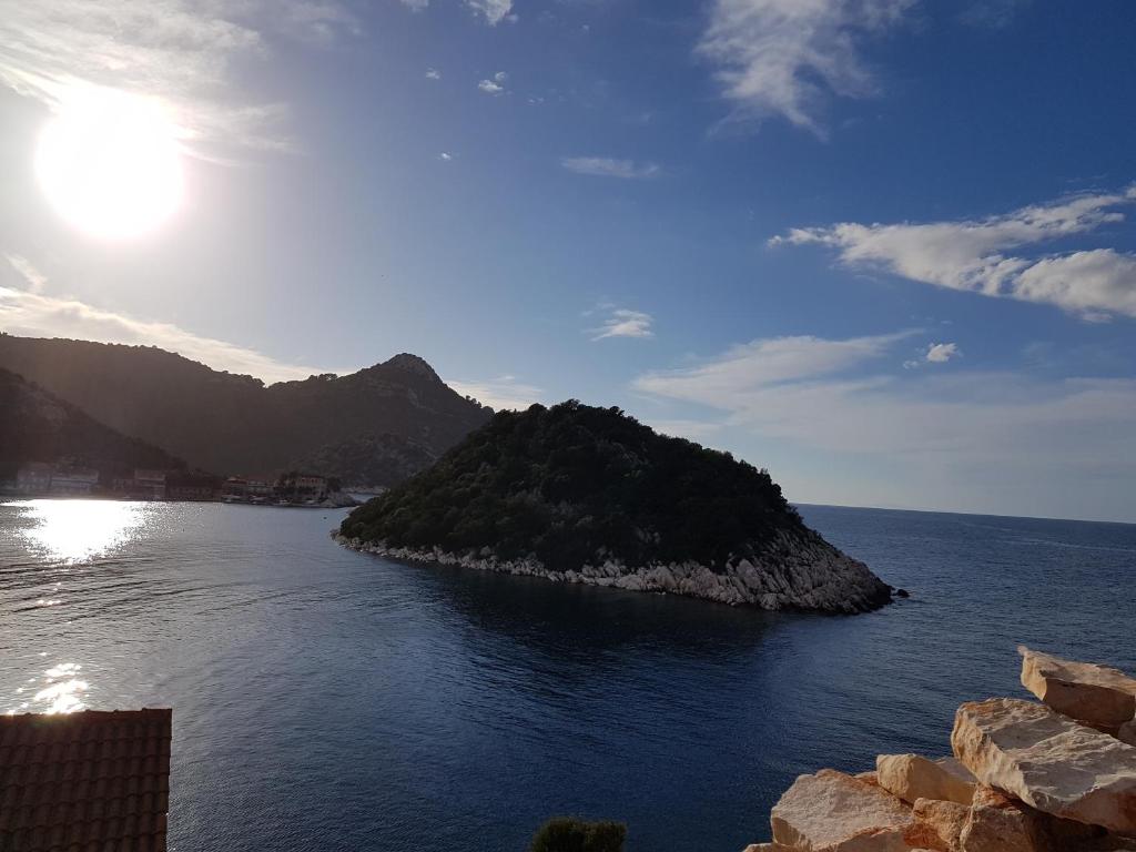 Blick auf eine Insel im Wasser in der Unterkunft Apartmani Lešić Zaklopatica in Lastovo