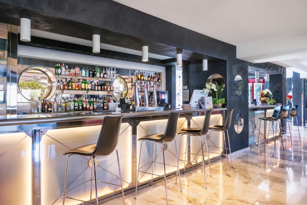 Lounge nebo bar v ubytování Salles Hotels Marina Portals