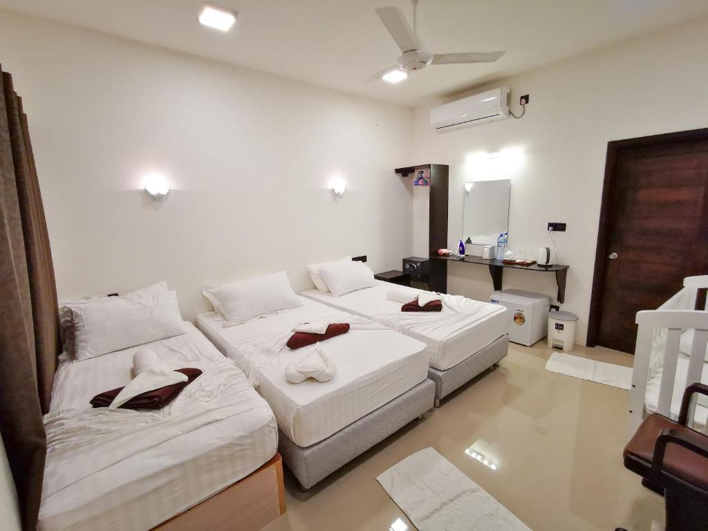 Postel nebo postele na pokoji v ubytování Summer inn Thoddoo